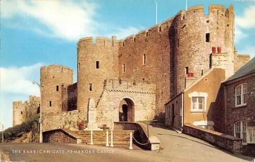 BR66368 das Barbakanentor Pembroke Burg Wales 14x9cm
