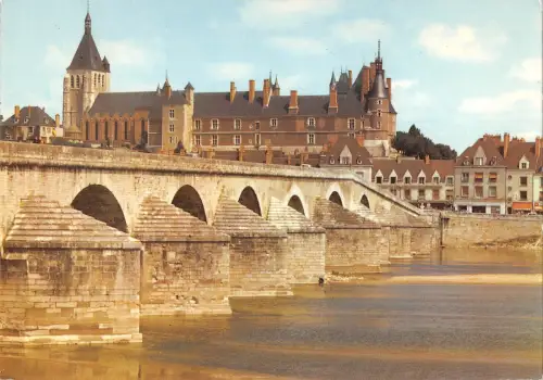 BT4347 Gien le chateau et le pont sir la loire Frankreich