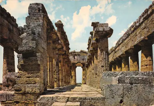 BT0272 Paestum Interno del tempio di Nettuo salerno Italien