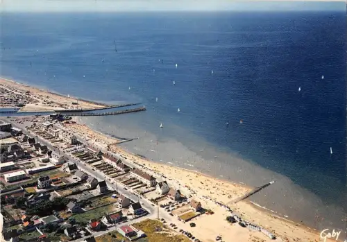 BR50075 Courseulles sur mer la plage et l entree du port France