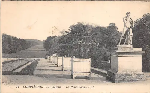 BG25918 compiegne le chateau la plate bande france