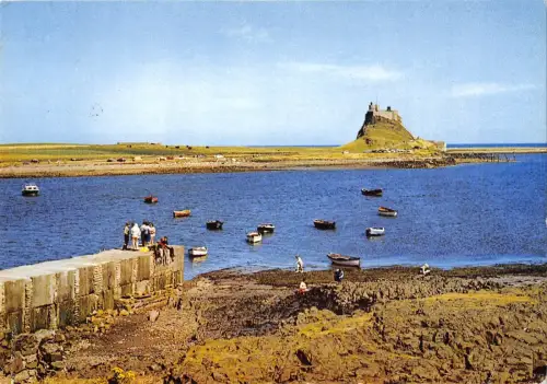 BR91022 Lindisfarne Castle Holy Island vom Hafen aus gesehen UK