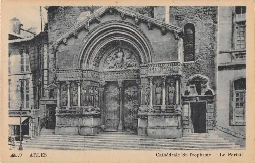 BF9866 cathedrale st trophime le portail arles france Frankreich
