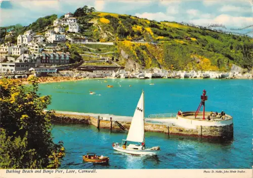 BR89080 Badestrand und Banjo Pier Looe Cornwall UK