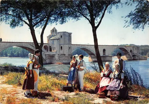 BF1065 avignon jeunes gens en cotume folklore Frankreich