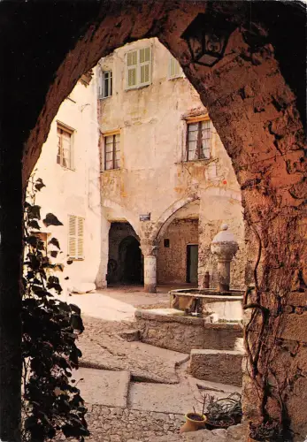 BT10387 Peille vieux porche et la fontaine France