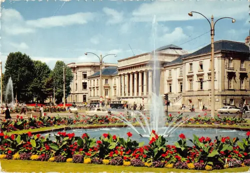 BT5157 Tours la place jean jauffes et le palais de justice France