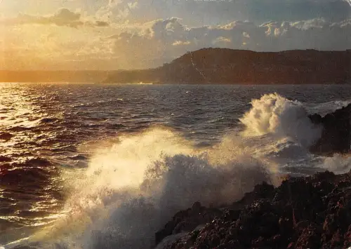 BT6067 Paysages mediterraneens la mer en colere assaille les rochers France