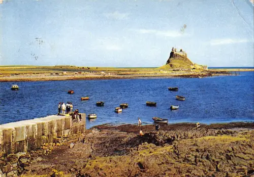 B102204 Lindisfarne Castle Holy Island vom Hafen aus gesehen UK