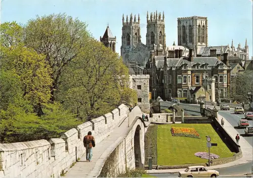 BR91561 York Minster von Stadtmauern UK