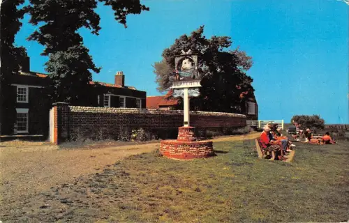 B103601 das Ortsschild Blakeney UK