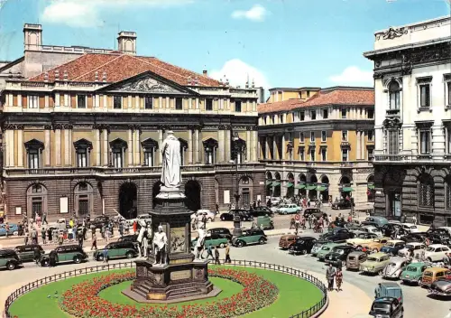 BT1342 milano piazza e teatro alla scala italy