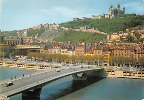 BT10050 le pont marechal julin sur la saone et la colline de gour France