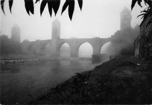 BT8662 Cahors en quercy brume sur le pont valentre France
