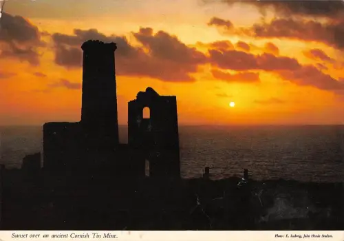 B102742 Sonnenuntergang über einer alten Cornish Tin Mine UK