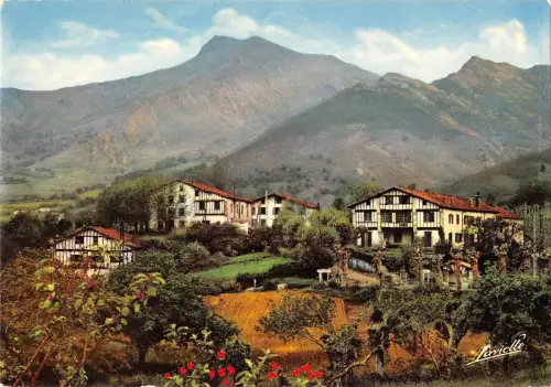 BR52610 Maisons Basques au pied de la rhune Frankreich
