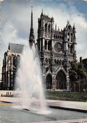 BF1273 amiens jet d eau devant la catehrale France