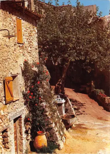 BT9607 les village de prvence une rue pittoresque Frankreich