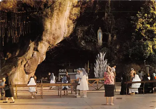 BR77205 lourdes la grotte france