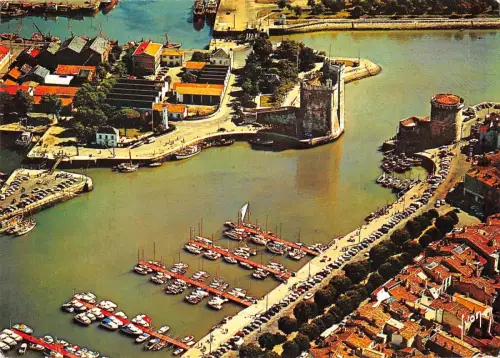 BT14039 La rochelle l entree du port et les tours Frankreich