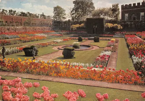 BR90876 Hampton Court Palace Middlesex The Pond Garden UK