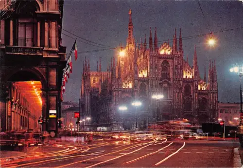 BT1347 milano piazza duomo notturno italy