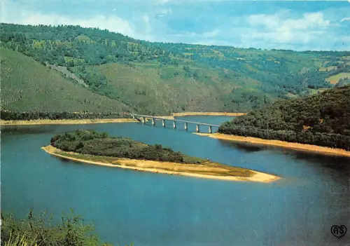 BR31478 Le Corque de Mallet dans la prtie du lac dorme sur la Tryere par le barr