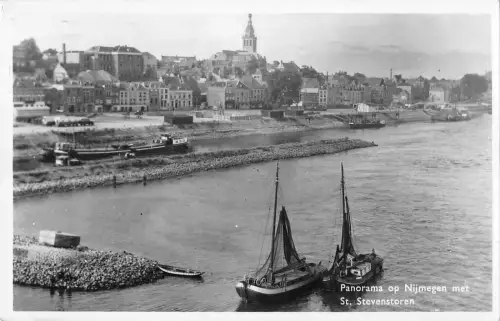B106946 Niederlande Panorama op Nijmegen met St. Stevenstoren Boats