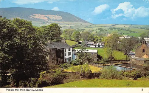 uk4450 pendle hill from barley lancs uk