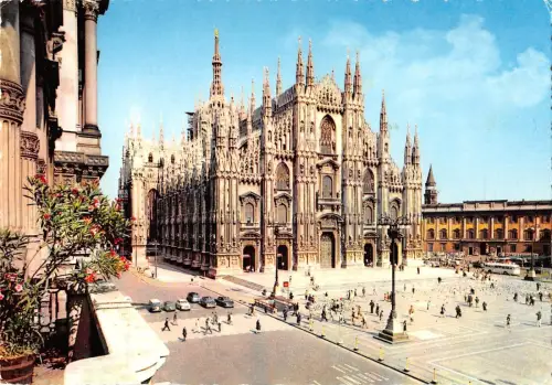 BT1369 milano il duomo italy