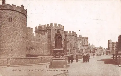 uk19309 queen victoria statue windsor castle real photo uk
