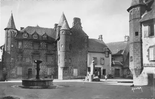 BR50952 Salers la grand place la maison du nataire France