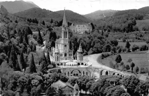BG8199 lourdes la basilique et la give france CPSM 14x9cm