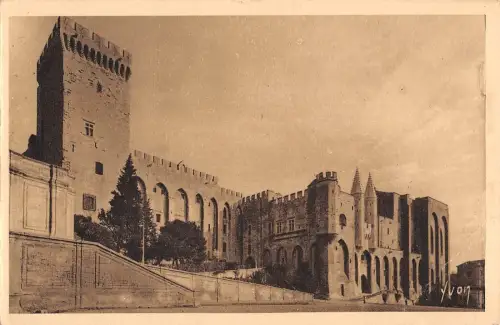 BR73064 avignon facade principale du palais des papes france