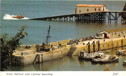 uk52593 Tenby Hafen mit Rettungsboot Start Wales Echtfoto UK