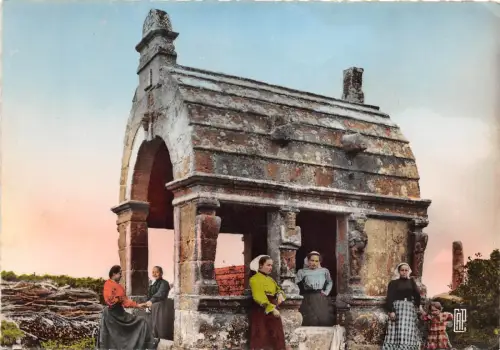 BR27883 Plougasnou l Oratoire les jeunes filles de la region vienuent france