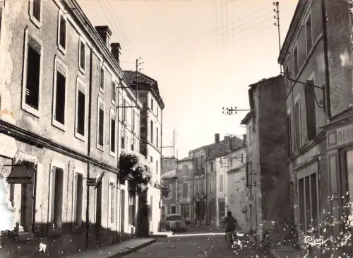 BR29019 Aigre Rue principale france