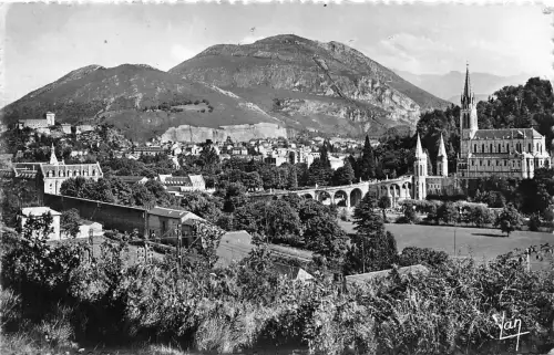 BR38815 Lourdes la basilique et le pic du jer france