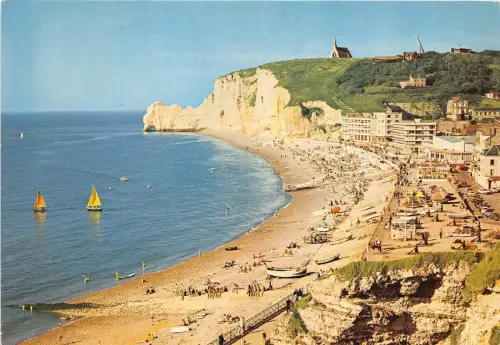 BR22832 Etretat La plage et la falaise d amon france