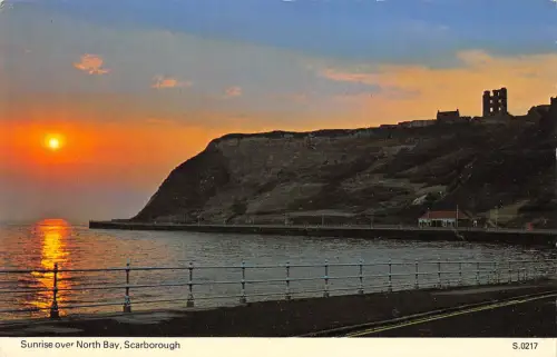 uk10788 sunrise over north bay scarborough uk