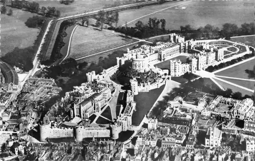 BR77400 Windsor Castle from the Air Echtfoto UK