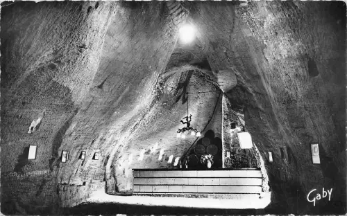 BR12417 doue la fontaine la caveau dagobert france