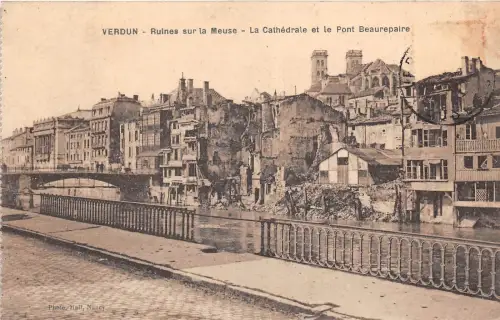 BF16050 verdun ruines sur la meuse la cathedrale et le p france