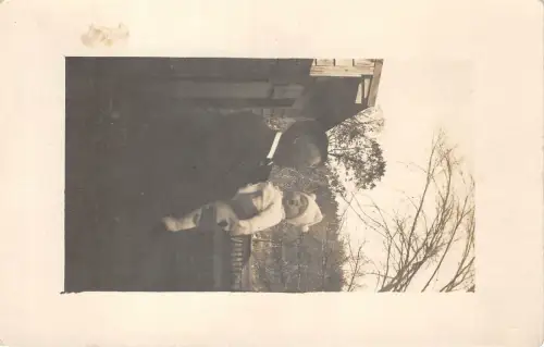 br109380 Mann mit Baby Echtfoto UK Sozialgeschichte