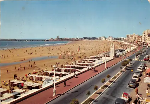 BR22053 Sables d Olonne la plage et le remblai france