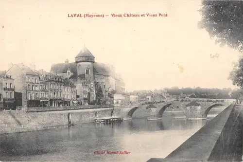 BR71411 vieux chateau et vieux pont laval france
