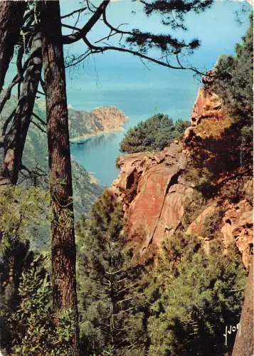 BR39111 Les Calanques ravi encadre de magnifique roches rouges france