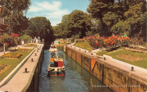 uk10261 sonning lock river thames uk