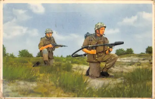 BR43693 Lance flamme avec equipier de protection soldaten