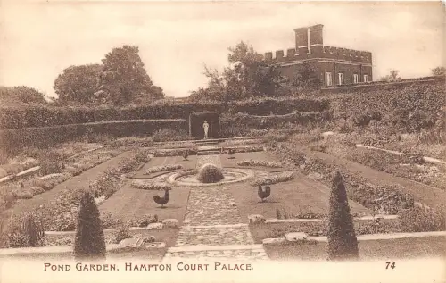 BR58154 Teichgarten Hampton Court Palace UK